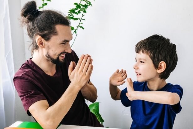 Terapia mediada pelos pais para crianças com autismo tem efeitos positivos, mostra estudo da USP