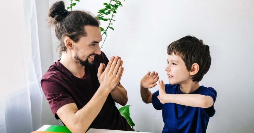 Terapia mediada pelos pais para crianças com autismo tem efeitos positivos, mostra estudo da USP