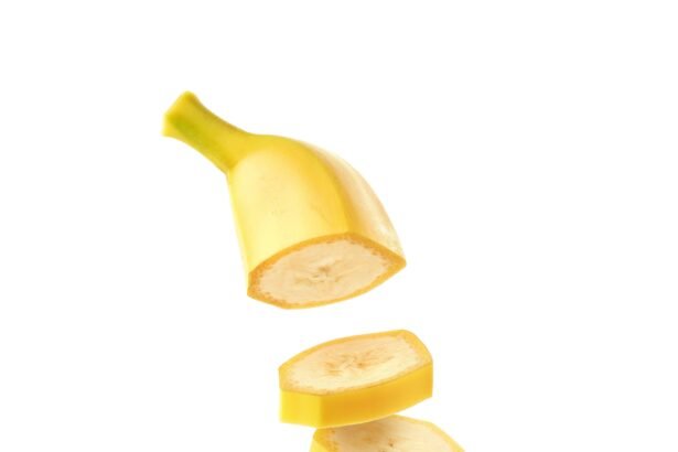 BANANA Nao usar apos 16/09/2024. Consulte a Fotografia  Flying fresh ripe banana slices isolated on white background photo baibaz /adobe.stock