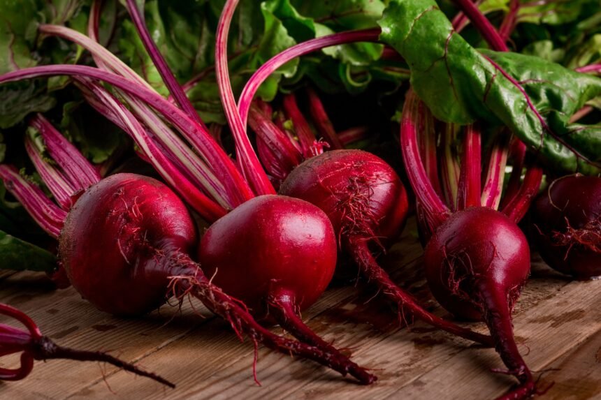 Fresh harvested beetroots in wooden crate - Webstory - Beterrada