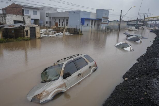 Inundação em São Leopoldo, cidade do Rio Grande do Sul, em 11 de maio — Foto: AP/Andre Penner