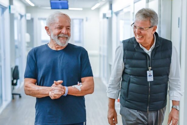 Presidente Luiz Inácio Lula da Silva caminha pelos corredores do Hospital Sírio-Libanês, em São Paulo, ao lado do neurocirurgião Marcos Stavale — Foto: Divulgação/Ricardo Stuckert