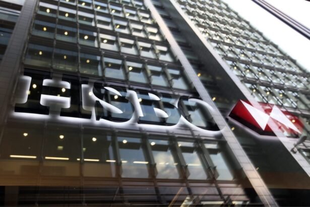 HSBC avalia cortes em bônus enquanto prepara restruturação | Finanças